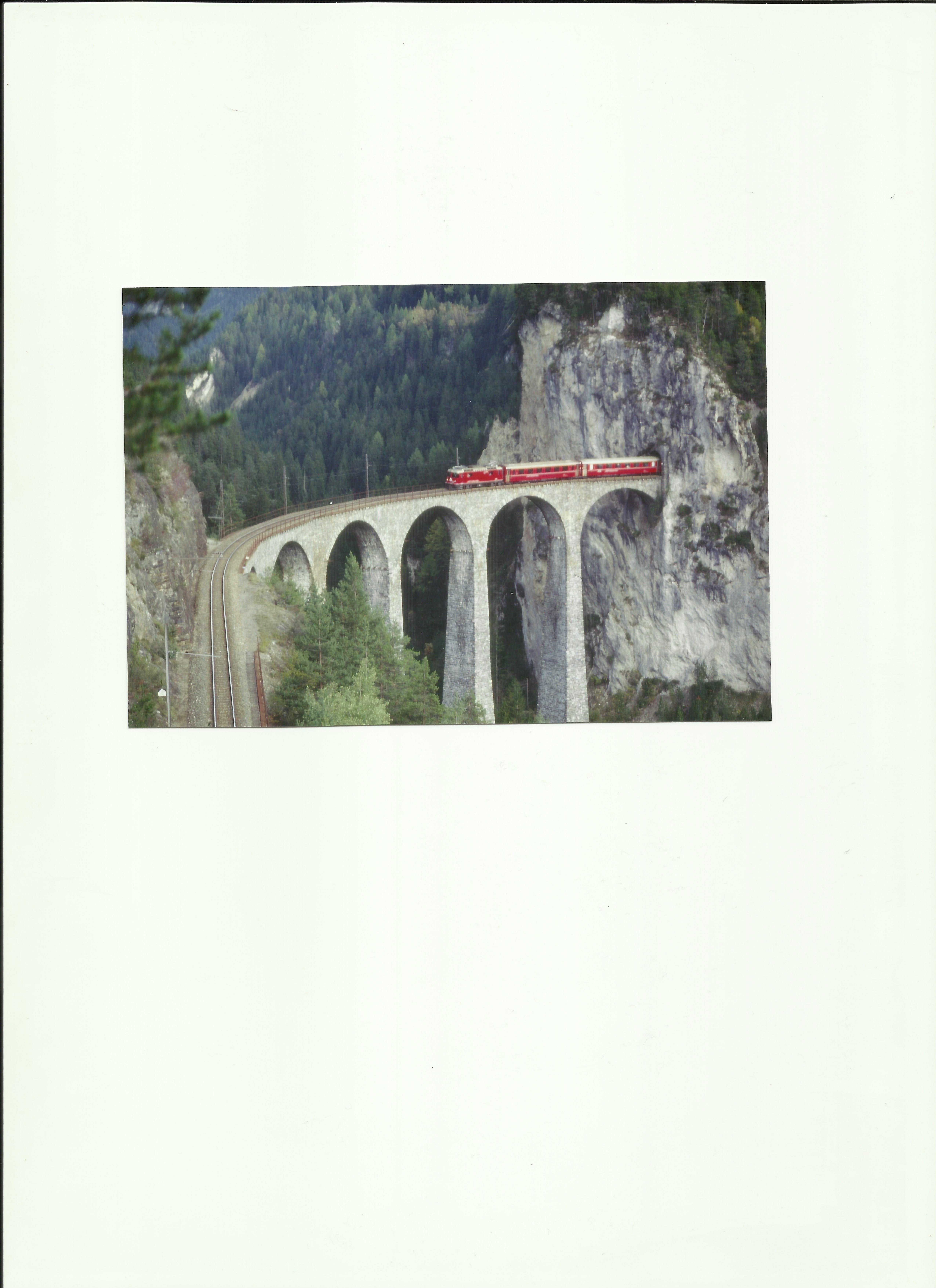 Schweiz-Glacier Express auf dem Landwasser- Viadukt